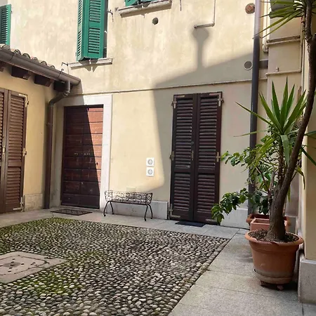 In Piccola Casa Di Corte Brescia
