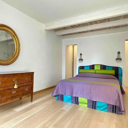 In Piccola Casa Di Corte