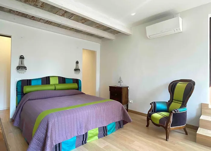 In Piccola Casa Di Corte